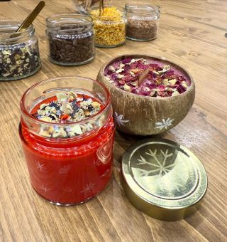 Poslední předvánoční svíčky 🕯️ a kdo nestihl, tak naše poukazy na zářitkové workshopy jako dárek máte okamžitě v emailu 📩